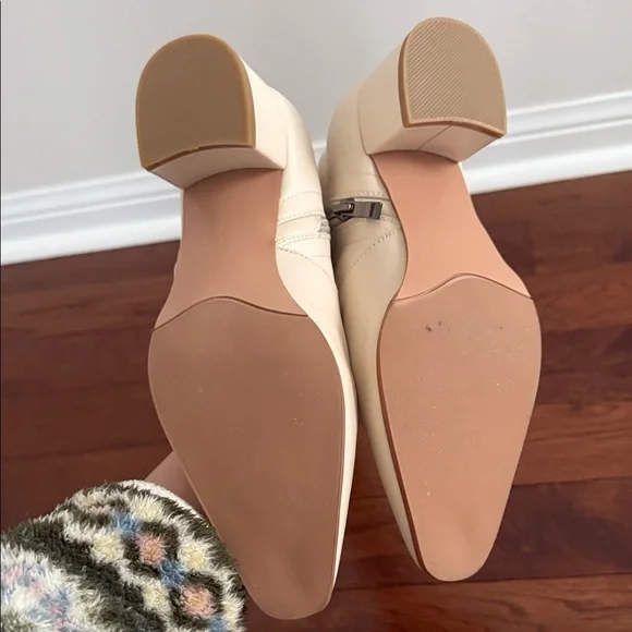 BN Women's Knee High Cream Leather Boots with Pointed Toe - Picture 8 of 8